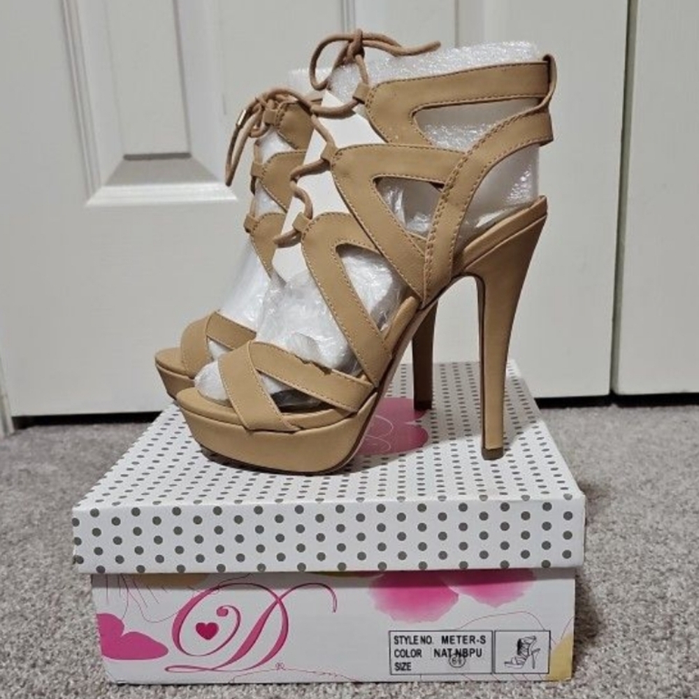 Deliciouse Womens 6 1/2 Nude Heels *NIB*